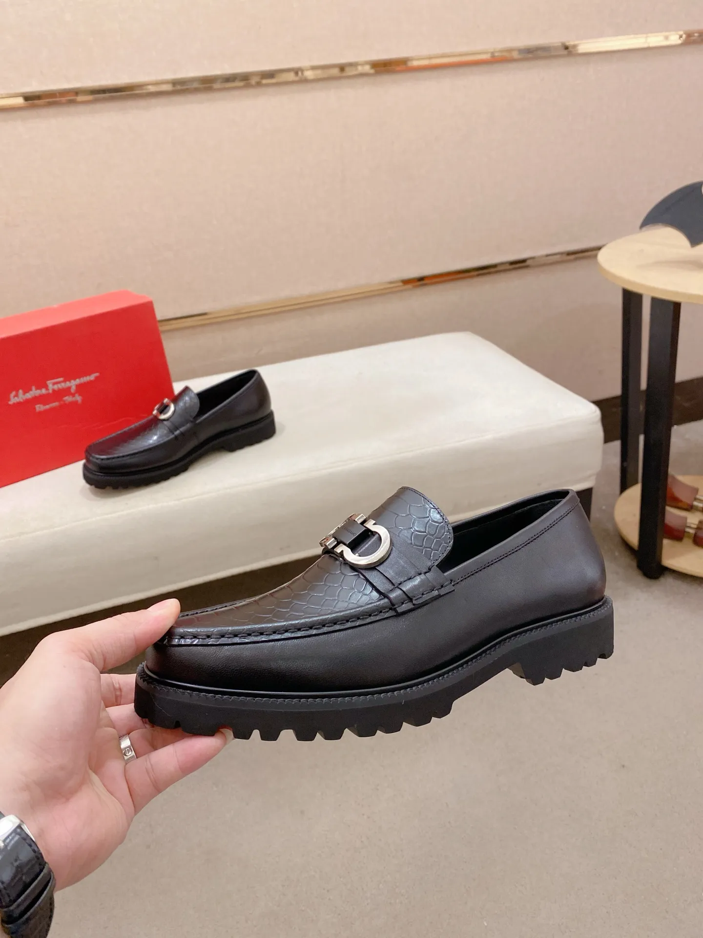 Men's shoes💰: 560💰 High version Ferragamo quality! 🆕🆕Exclusive hot-selling products in stock🔥🔥New products on the shelves, high-quality shoes, high-end driving shoes, with complete packaging! 💪 💪 Material: imported patented cowhide 🐂 + imported high-quality water-dyed cowhide lining + wear-resistant outsole 👍🏻👍🏻 Features: high-end and comfortable, purely handmade 🚀 🚀 Create the perfect shoes that suit you best 🔥 🔥 Size: (38-44) Can be customized 45 non-returnable!